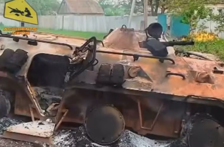 Một chiếc BTR-80 bị cháy đen thui cả trong, ngoài xe.