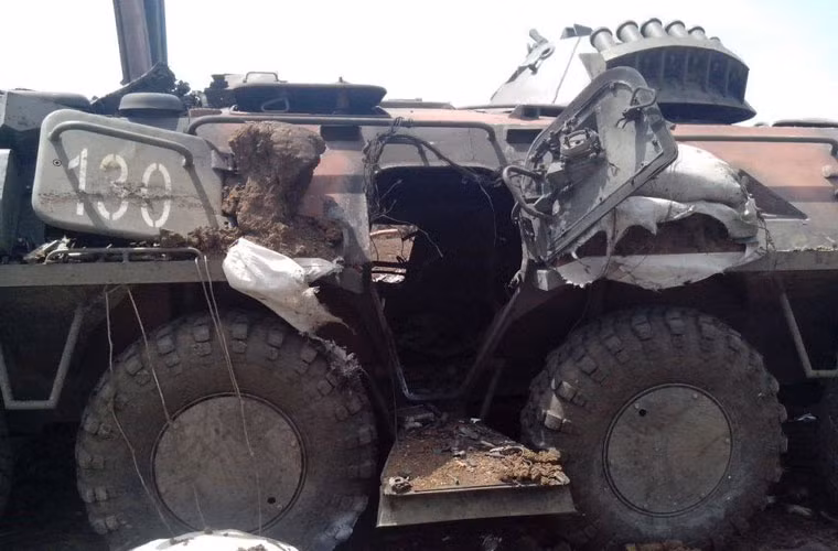 Vì có vỏ thép mỏng, nên binh lính Ukraine cố gắng tăng cường thêm bao cát để bảo vệ xe. Tuy vậy cũng chẳng giúp gì được nhiều.