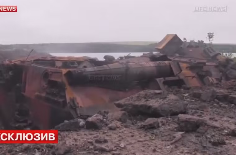 Với vỏ thép mỏng chỉ đủ chống đạn súng bộ binh hay mảnh đạn pháo, bom thì BTR-80 rõ ràng không thể chống chịu trước hỏa lực pháo BM-21 Grad hay là vũ khí chống tăng hạng nặng.