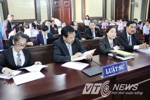 Các luật sư bức xúc vì không được mang tài liệu, máy tính... vào phòng xử án.