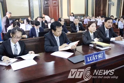 Các luật sư bức xúc vì không được mang tài liệu, máy tính... vào phòng xử án.