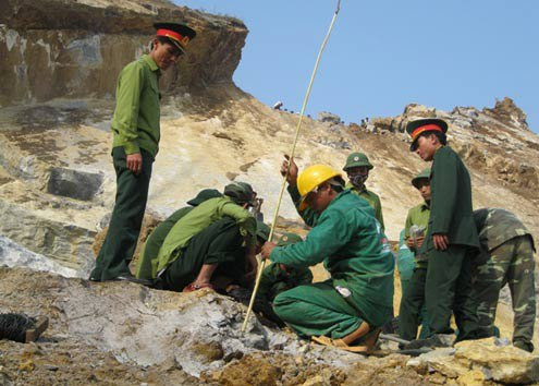 Cơ quan cảnh sát điều tra nhận định, nguyên nhân của vụ sập mỏ đá là do việc khai thác không đúng quy trình đã được thẩm định phê duyệt. Công ty TNHH Chín Mến - chủ mỏ đá Lèn Cờ, đã tiến hành khoan cắt chân của những phiến đá vỉa tạo ra hàm ếch dẫn đến việc mỏ bị sập. Ngày 5/4/2011, công an tỉnh Nghệ An đã khởi tố vụ án, khởi tố và bắt tạm giam ông Phan Văn Chín (47 tuổi, chủ Công ty Chín Mến) về tội vi phạm các quy định về an toàn lao động gây hậu quả nghiêm trọng.