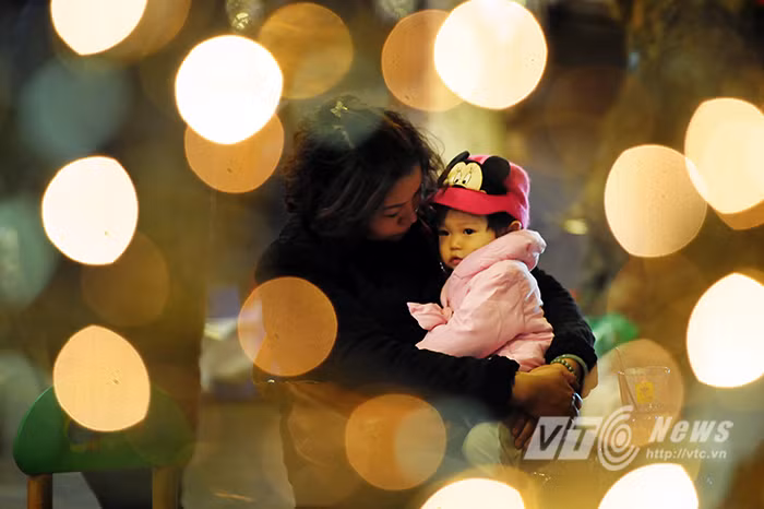 Trong không gian lung linh sắc màu khiến mùa đông trở nên ấm áp hơn.