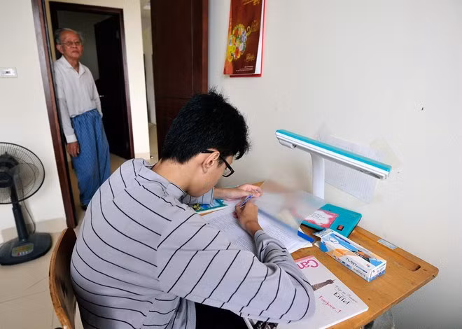 Hoàng Thân từng đoạt nhiều giải thưởng như giải đặc biệt cuộc thi sáng tạo thanh thiếu niên toàn quốc với sản phẩm Toán học thông minh, các giải thưởng Vừ A Dính, nhận được học bổng Bay cao những ước mơ... Có một thời gian, Hoàng Thân khiến không ít người băn khoăn, lo lắng khi chỉ đạt những thành tích nhợt nhạt, thậm chí bỏ học cả tuần. Em giải thích lý do là vì áp lực khi thầy cô đặt kỳ vọng quá cao ở mình. Hiện Hoàng Thân thi đỗ trường THPT Lê Quý Đôn và đang học lớp 11. Em dự định thi vào trường Y, trở thành bác sĩ về quê hương làm việc.