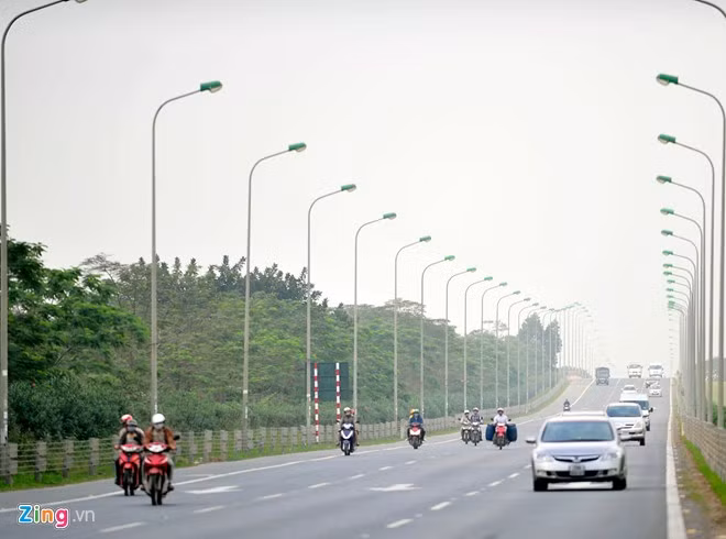 Theo trung tá Hà Văn Tuân - Đội trưởng đội CSGT số 11 (Công an TP Hà Nội), vấn đề người đi xe máy đi vào làn đường ô tô nằm ở ý thức của người tham gia giao thông. Mặc dù đơn vị hàng ngày vẫn tuần tra kiểm soát nhưng tại nhiều điểm gom vào làn cao tốc, các phương tiện nhân lúc lực lượng chức năng không túc trực đã di chuyển thật nhanh vào làn.