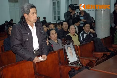 Trao đổi với báo chí sau khi kết thúc phiên tòa, người thân chị Huyền cho biết, họ bằng lòng với mức án mà HĐXX dành cho bác sỹ Tường. Tuy HĐXX không chuyển tội danh thành 'Giết người' như đề nghị của gia đình anh, nhưng mức án 19 năm tù giam dành cho bác sỹ Tường gia đình cũng chấp nhận. Tuy nhiên, phần bồi thường thiệt hại, họ cho là chưa thỏa đáng.