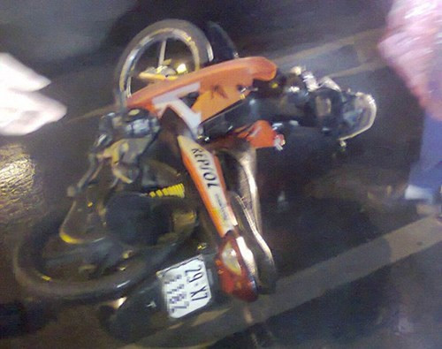 3. Xe cứu thương BV Phụ sản TƯ bỏ mặc người bị tai nạn. Đêm 3/12, anh Trần Minh Hiếu (29 tuổi, ở phố Tôn Đức Thắng, Đống Đa, Hà Nội) đi xe máy từ phố Huế về tới ngã ba Lê Duẩn - Trần Nhân Tông thì va chạm với một xe máy khác. Cú va chạm mạnh khiến anh Hiếu bất tỉnh giữa đường, chảy nhiều máu ở đầu, còn người va chạm với anh Hiếu bỏ chạy khỏi hiện trường.