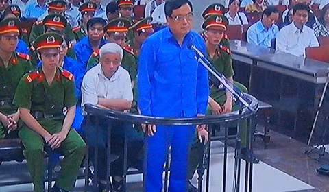 Bị cáo Lê Vũ Kỳ, nguyên Phó chủ tịch HĐQT Ngân hàng ACB, là một lãnh đạo nổi tiếng trong giới tài chính, ngân hàng. Ông nổi tiếng học rộng, tài cao, tốt nghiệp tiến sĩ toán lý tại Nga. Ông được biết đến như một người thức thời với cái mới, nghiêm túc và nhiệt huyết cao trong công việc. Năm 2006, với chức vụ Phó tổng giám đốc kiêm Giám đốc thông tin, ông Kỳ được IDG Việt Nam trao giải lãnh đạo CNTT xuất sắc Việt Nam và khu vực Đông Dương lần thứ 2.