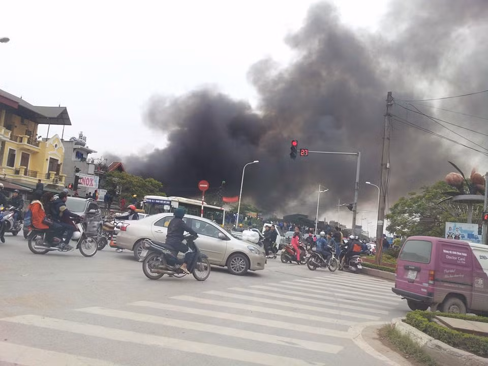 Nhiều người hiếu kỳ đứng xem vụ cháy.