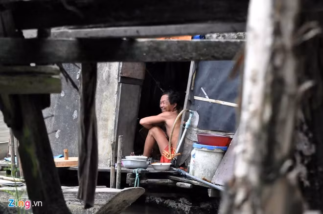 Anh Minh trong lúc nhàn hạ ngồi uống trà trên khoang thuyền tâm sự: "Công việc đánh cá trên sông của những ngư dân xóm chài nơi đây đều xuất phát từ nghề cha truyền con nối, chúng tôi theo bố mẹ rong ruổi khắp sông để thả lưới, sông nước đã ngấm vào máu thịt anh em chúng tôi từ lâu. Tuy thu nhập từ nghề này bấp bênh, cuộc sống còn khó khăn nhưng được cái không bon chen, giành giật với ai cả. Dòng sông đôi khi cuộn sóng lớn, bên ngoài ồn ào náo nhiệt nhưng công việc và cuộc sống của chúng tôi lại rất yên bình”.