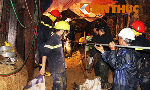 Các lực lượng cứu hộ làm việc suốt ngày đêm không ngơi nghỉ để sớm tiếp cận, cứu các nạn nhân.