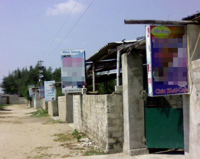 Trong ảnh là những ki-ốt “sung sướng” ở vùng bờ biển Hòn Câu. Theo chính quyền địa phương, vào mùa cao điểm, vùng biển Hòn Câu này có gần 1.000 cô gái đổ về để hành nghề mại dâm.