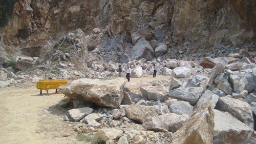 Sập mỏ đá ở Thanh Hóa, 2 người tử nạn. Chiều 23/4/2014, tại khu vực núi Đồng Thung (Đông Vinh – TP Thanh Hóa), một vụ sập mỏ đá đã xảy ra khiến 2 người tử nạn là anh Trần Huy Thành (31 tuổi) và Bùi Xuân Ánh (30 tuổi, cùng trú xã Thọ Xương, huyện Thọ Xuân, Thanh Hóa).