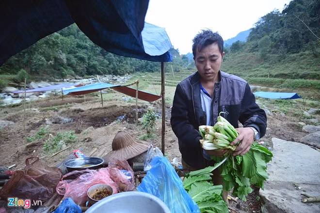 Anh Châu A Póa, xã Chung Chải dắt gần 5 con trâu xuống vùng thấp cách nhà 8 km tránh rét. "Cả nhà phải xuống đây để trông, sinh hoạt luôn trong lán trại tạm bợ".