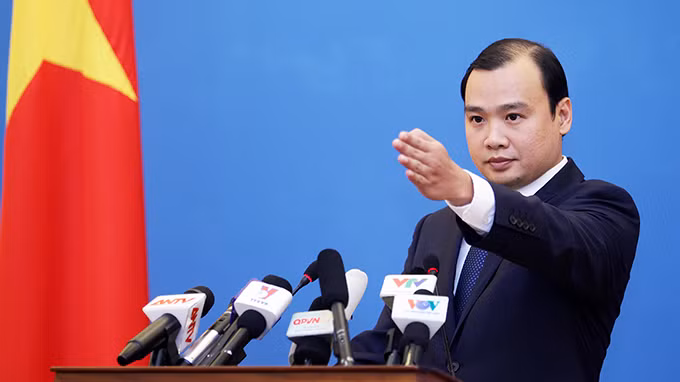 Trước đó cùng ngày, người Phát ngôn Bộ Ngoại giao Việt Nam Lê Hải Bình đã khẳng định: "Một lần nữa, Việt Nam tuyên bố có đầy đủ bằng chứng lịch sử và cơ sở pháp lý để khẳng định chủ quyền đối với hai quần đảo Hoàng Sa và Trường Sa cũng như các quyền và lợi ích pháp lý khác của Việt Nam ở Biển Đông. Lập trường nhất quán của Việt Nam là kiên quyết bác bỏ yêu sách của Trung Quốc đối với quần đảo Hoàng Sa, Trường Sa và vùng nước phụ cận cũng như yêu sách 'các quyền lịch sử' của Trung Quốc đối với vùng nước, đáy biển, lòng đất dưới đáy biển bên trong 'đường đứt đoạn' do Trung Quốc đơn phương đưa ra".