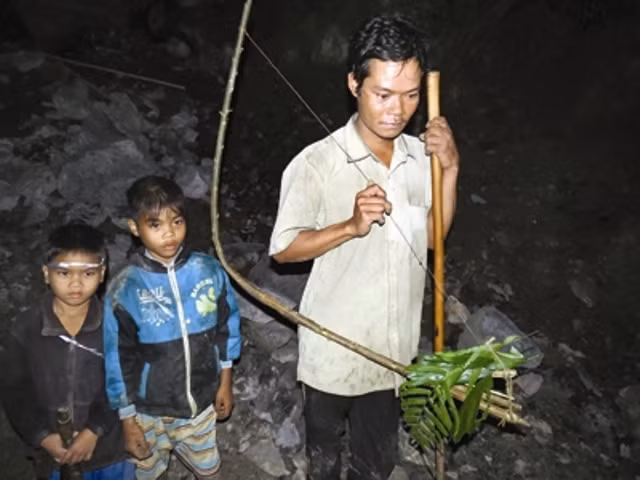 Người Rục đi săn trong đêm.