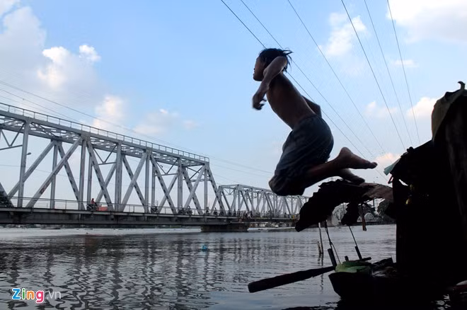 Cuộc sống xóm chài còn thiếu thốn rất nhiều thứ. Ở đây, người dân phải xài ké điện, nước ở trên bờ. Duy nhất chỉ có nhà ông Chúc là có tivi để xem. “Nhà tôi bắt điện cách đây 4 năm rồi, nhưng cũng chỉ dùng bóng đèn thắp ban đêm. Hồi chưa có điện, buổi tối buồn và hiu hắt lắm", anh Nguyễn Văn Chứng (sinh năm 1964), chia sẻ.