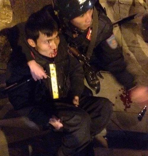 7. Vi phạm giao thông bị bắt, rồ ga đâm cảnh sát cơ động trọng thương. Khoảng 0h20 ngày 12/12, trên đoạn đường gần Cung Văn hóa Hữu nghị Việt - Xô Hà Nội (Trần Hưng Đạo, quận Hoàn Kiếm, TP Hà Nội), 3 thanh niên điều khiển xe Liberty chạy với tốc độ cao, không đội mũ bảo hiểm. Bị lực lượng CSCĐ dừng phương tiện, một đối tượng đã phi xe đâm mạnh vào tổ công tác khiến 1 chiến sĩ CSCĐ bị thương nặng, chảy máu mũi, mặt, phải nhập viện cấp cứu.