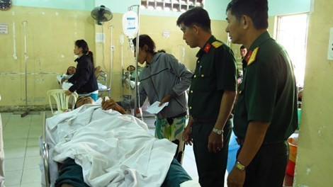 Lúc này, ô tô hiệu BMW 750 biển số 29A- 410.86 do một cảnh sát giao thông đang đổ dốc chạy với tốc độ cao bất ngờ lao sang bên đường va chạm vào hơn chục dân quân, dân phòng rồi tiếp tục đâm vào một cây nhỏ bên đường, đâm một cột điện gần đó trước khi lật ngửa. Cú va chạm quá mạnh khiến một người tử vong tại chỗ. Một người khác tử vong trên đường đi cấp cứu còn năm người khác bị thương nặng được chuyển đi cấp cứu tại bệnh viện Bà Rịa.