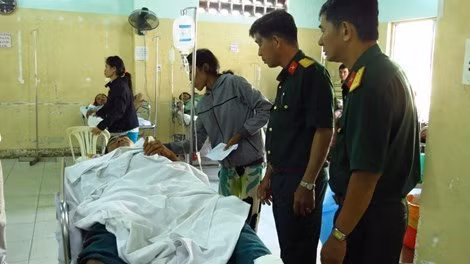 Lúc này, ô tô hiệu BMW 750 biển số 29A- 410.86 do một cảnh sát giao thông đang đổ dốc chạy với tốc độ cao bất ngờ lao sang bên đường va chạm vào hơn chục dân quân, dân phòng rồi tiếp tục đâm vào một cây nhỏ bên đường, đâm một cột điện gần đó trước khi lật ngửa. Cú va chạm quá mạnh khiến một người tử vong tại chỗ. Một người khác tử vong trên đường đi cấp cứu còn năm người khác bị thương nặng được chuyển đi cấp cứu tại bệnh viện Bà Rịa.