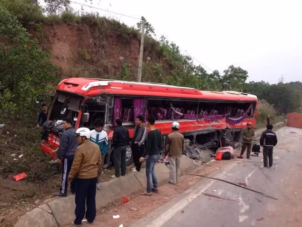 Tai nạn kinh hoàng ở Quảng Ninh, 6 người chết, 12 người bị thương. Vào lúc 12h20 ngày 16/12, tại Km 219+600 khu vực cầu Nước Mặn thuộc địa phận xã Đông Hải, giáp ranh giữa địa phận huyện Tiên Yên và Đầm Hà (Quảng Ninh), chiếc xe container BKS 15C - 08907 kéo theo rơ móc 15R-036.19 đã tông trực diện vào xe khách hãng Ka Long mang BKS 14N-9315 chạy tuyến Móng Cái – Hà Nội làm 6 người chết và 12 người bị thương.