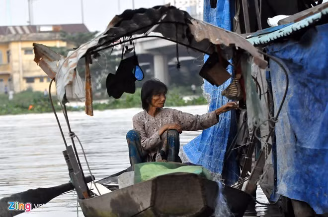 Cụ Liêm, cư dân nhiều tuổi nhất của xóm chài, vẫn bám trụ với sông nước nơi đây cùng vợ chồng người con trai. Cụ là bác họ của ông Chức, anh Minh, anh Chứng. Cụ làm việc cặm cụi suốt ngày không ngừng tay chân như đi chợ bán cá, nấu ăn, giặt giũ, sửa lưới.... Cụ Liêm mong muốn gia đình con cháu cùng lên đất liền sống nhưng không đủ tiền để thuê trọ. Được biết, cụ được bên từ thiện nhận phụng dưỡng nhưng vì thương con cháu nên cụ không nỡ lên bờ một mình.