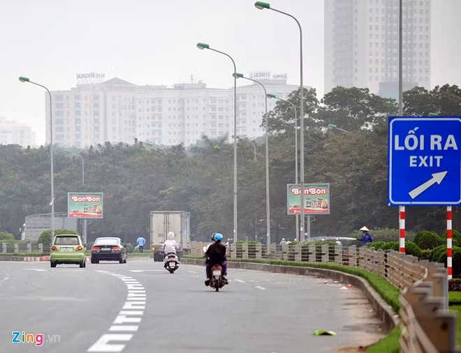 Theo chiều từ Hòa Lạc về trung tâm thành phố Hà Nội các phương tiện vi phạm đều chủ động thoát ra khỏi cao tốc phía trước hầm tại Trung tâm hội nghị Quốc gia Mỹ Đình để tránh lực lượng CSGT đội số 11 (khu vực Phạm Hùng - Khuất Duy Tiến).