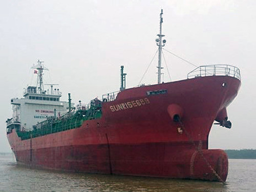 Tới 9h40, anh Đạt được đưa lên trực thăng cùng bác sĩ để vào bờ cấp cứu khẩn cấp. Còn tàu VP ASPHALT đã quay lại Singapore làm thủ tục với các cơ quan chức năng. Được biết vị trí tàu VP ASPHALT 2 bị cướp biển tấn công gần với vị trí tàu SUNRISE 689 bị cướp vào ngày 2/10 khi đang chở 5.226 tấn dầu từ cảng Horizon (Singapore) về cảng Cửa Việt (Quảng Trị, Việt Nam).