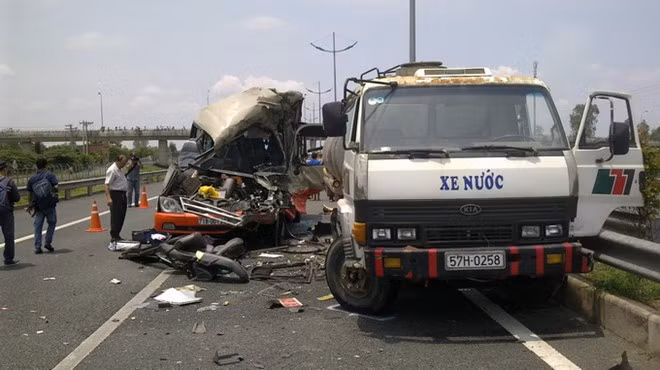  Xe khách đâm xe bồn trên cao tốc Trung Lương, 7 người chết, 10 người bị thương. Vụ tai nạn xảy ra lúc 6h sáng 17/7 trên cao tốc Trung Lương (TP HCM). Thời điểm đó, xe khách Thảo Châu chở người dân từ tỉnh Vĩnh Long đi TP HCM, khi đến km 13 + 800, xe này đâm thẳng vào đuôi xe bồn chạy phía trước. Cú đâm kinh hoàng khiến xe khách biến dạng hoàn toàn, 2 hành khách tử vong tại chỗ. Những người khác trên xe bị thương nặng được đưa đi cấp cứu tại bệnh viện Chợ Rẫy. Đến 12h30 cùng ngày, thêm 5 người tử vong tại bệnh viện. Vụ tai nạn trên đã lấy đi mạng sống của 7 người, 10 người bị thương.