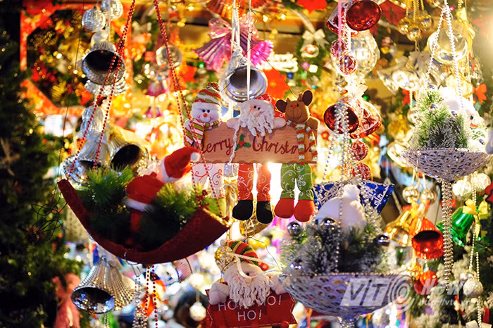 Những món đồ trang trí đặc trưng của ngày lễ giáng sinh luôn là mặt hàng thu hút được nhiều người mua nhất.