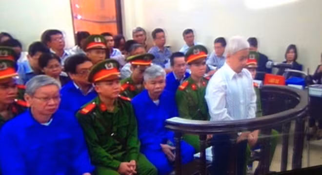 Ông Trịnh Kim Quang, nguyên Phó chủ tịch HĐQT Ngân hàng ACB (áo xanh ngoài cùng bên trái) cũng là một chuyên gia hàng đầu trong lĩnh vực tài chính. Gần 20 năm gắn bó với ACB, ông Quang là một trong những nhân vật đi cùng với ngân hàng này từ những ngày đầu tiên. Trước khi đầu quân cho ACB, ông Quang làm việc tại Công ty Vàng bạc đá quý Sài Gòn (SJC). Ông còn có kinh nghiệm chục năm đứng trên bục giảng Đại học Kinh tế TP HCM.