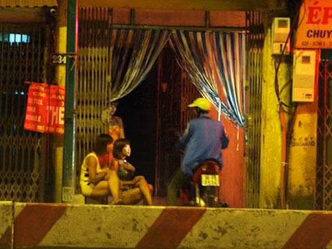 Phố mại dâm Phạm Văn Đồng. Tuyến đường Phạm Văn Đồng (Hà Nội) kéo dài khoảng 6km từ cầu vượt Mai Dịch đến nút giao thông Nam Thăng Long, được hình thành từ năm 1986. "Dịch vụ sung sướng" xuất hiện trên con đường này từ lúc xây dựng con đường cao tốc Thăng Long - Nội Bài, khi những công nhân nam có nhu cầu và những công nhân nữ muốn kiếm thêm tiền. Gần 30 năm trôi qua, những "ki-ốt mại dâm" tại đây vẫn hoạt động. Lực lượng chức năng đã áp dụng nhiều biện pháp xử lý nhưng nạn mại dâm trên con đường này vẫn tồn tại như một thách thức.