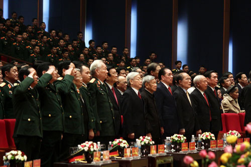 Đại tướng Lê Đức Anh vừa qua sinh nhật lần thứ 94. Tuy tuổi cao nhưng ông vẫn khỏe mạnh trong bộ quân phục với quân hàm Đại tướng tới dự buổi lễ kỷ niệm 70 năm ngày thành lập Quân đội Nhân dân Việt Nam và 25 năm ngày hội Quốc phòng toàn dân tổ chức tại cung Mỹ Đình sáng 20/12/2014.