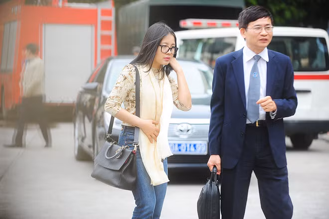 Hình ảnh vợ bầu Kiên trong sân tòa hôm 1/12.