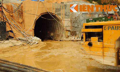 Nước trong hầm đang được rút ra.