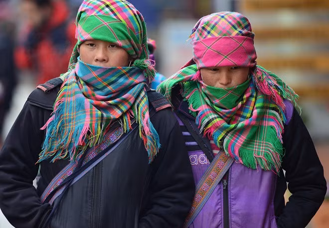 Chị em phụ nữ dân tộc dù quen với cái lạnh hàng năm cũng phải co ro tay đút túi cả ngày.