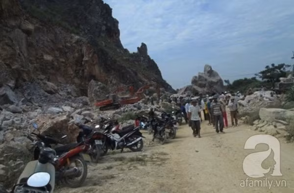 Theo lời kể của nhiều nhân chứng, thời điểm trên, anh Thành và anh Ánh đang đứng trên lưng chừng núi khoan lỗ gài mìn thì bất ngờ bị một tảng đá lớn lăn từ trên cao xuống đè trúng người. Bị đá tảng đè lên, hai phu đá này rơi xuống đất và bất tỉnh. Cả hai được đồng nghiệp chuyển đến bệnh viện cấp cứu nhưng không qua khỏi. Chiều cùng ngày, thi thể họ đã được đưa về quê mai táng.