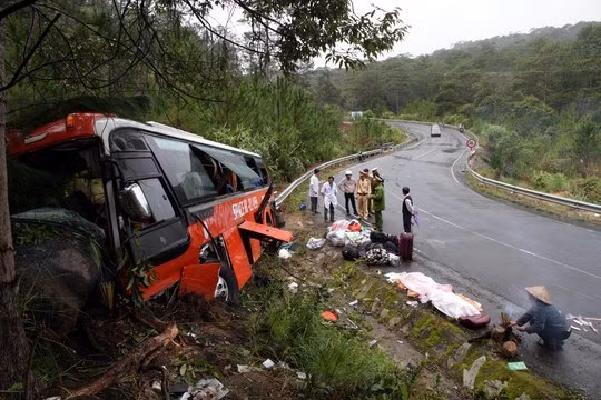  Xe khách tông vách núi ở Lâm Đồng, 3 người chết, 45 người bị thương. Lúc 10h sáng 5/8, trên tỉnh lộ 723 (đoạn qua địa phận xã Đạ Chais, huyện Lạc Dương, tỉnh Lâm Đồng), chiếc xe khách 45 chỗ ngồi mang BKS 53N-7893 của hãng xe Mỹ Linh chạy hướng Nha Trang – Đà Lạt bất ngờ bị mất thắng tông vào vách núi làm 3 người chết tại chỗ và 45 người bị thương nhập viện, trong đó hàng chục người bị thương nặng.