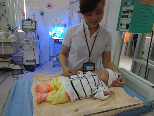 Ngay lập tức, bà Tuyết đưa bé gái về nhà tắm rửa, lấy dòi trong tai ra, cho uống sữa, rồi báo công an phường Tân Lập, sau đó đưa cháu bé đến bệnh viện đa khoa Đắk Lắk cấp cứu. Các bác sĩ tiến hành vệ sinh, sát trùng vết thương, lấy mủ và dòi ở tai, truyền dịch nuôi dưỡng kháng sinh phù hợp cho bé. Sau 20 giờ điều trị, sức khỏe bệnh nhi đã dần ổn định, da hồng hào, không còn phải thở ôxy, có thể bú được, các vết chấn thương cũng như phù nề giảm dần.