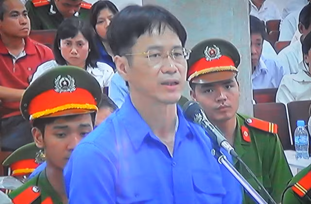 Tại tòa, trái ngược với cách trả lời ngắn gọn cùng vẻ mặt sắc lạnh của bầu Kiên, trước mỗi câu trả lời, bị cáo Lý Xuân Hải đều nói “Thưa quý tòa”, sau đó dẫn giải một cách đầy đủ. Tại phiên tòa sơ thẩm, Lý Xuân Hải bị kết án 8 năm tù về tội “Cố ý làm trái quy định của nhà nước gây hậu quả nghiêm trọng”.