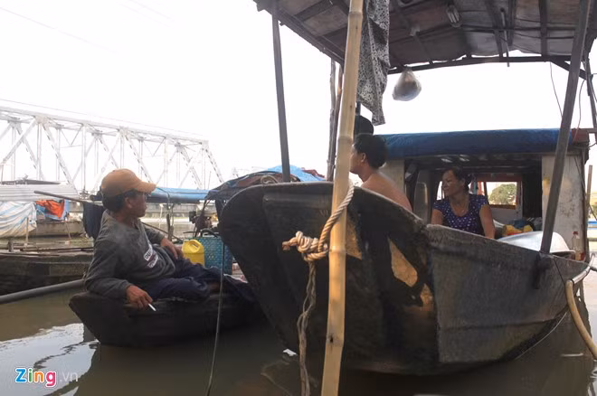 Xóm chài nằm bên bờ sông có nhiều cây tỏa bóng rất dịu mát, người trong xóm và khách tới thăm có thể ngồi trên thuyền san sát mặt nước hàn huyên.Tuy vậy, ông Nguyễn Văn Chúc, sinh năm 1957 cũng cho biết, dòng sông đôi khi cũng hung dữ lắm. Với những con thuyền nhỏ chắp vá này, chúng tôi sợ nhất là những lúc mưa lớn, giông gió giật mạnh, nhiều lúc phải bỏ thuyền chạy lên bờ ở nhờ nhà dân gần đó.