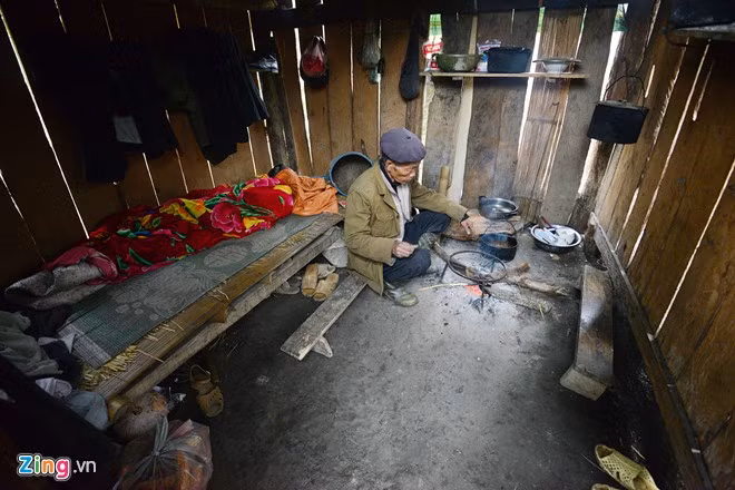 Ông và hai người khác trong nhà xây lán tạm để ở. Ngoài việc mang thức ăn dự trữ, ông còn mang cả chăn, nồi, gạo xuống để ăn uống qua ngày.