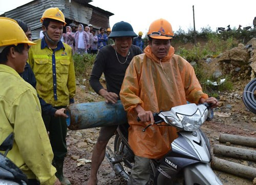 Vận chuyển bình ô xy tới để bơm vào hầm. Ảnh: Thanh niên