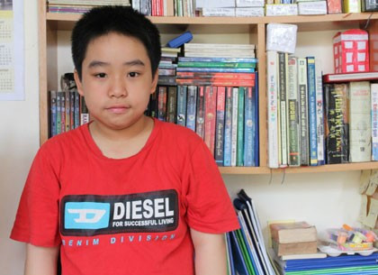 Từ nhỏ, Nguyễn Bình đã bộc lộ khả năng đặc biệt. 2-3 tuổi, em đã đọc thông viết thạo. 4 tuổi, Bình nhờ bố mua Từ điển Hán - Việt về tự học. Chỉ sau một hai năm, cậu đã có thể đọc vanh vách những văn bia, câu đối tại Văn Miếu - Quốc Tử Giám. Sau đó, Bình bắt đầu dịch phim trên mạng về những di tích của thế giới được cho là do người ngoài hành tinh tạo tác.