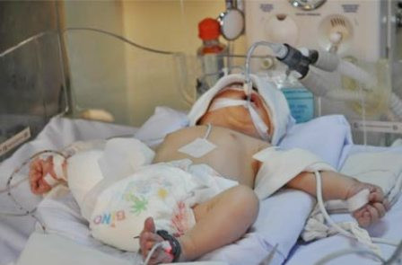 Cú va chạm kinh hoàng khiến chị Ngân chết tại chỗ, anh Nam bị cán nát một bàn chân. Bé sơ sinh trong bụng chị Ngân văng ra xa, may mắn được người dân đưa đến Bệnh viện Đa khoa Hạnh Phúc cứu sống kịp thời trong tình trạng bị đứt lìa 1 chân. Sáng 18/11, Nguyễn Quốc Huy – bé sơ sinh bị văng khỏi bụng mẹ - đã được cha và ông ngoại đón về từ khoa Hồi sức sơ sinh, Bệnh viện Nhi Đồng 1. Sau 25 ngày được mổ cấp cứu, điều trị và theo dõi tại bệnh viện cháu bé đã hoàn toàn bình phục.