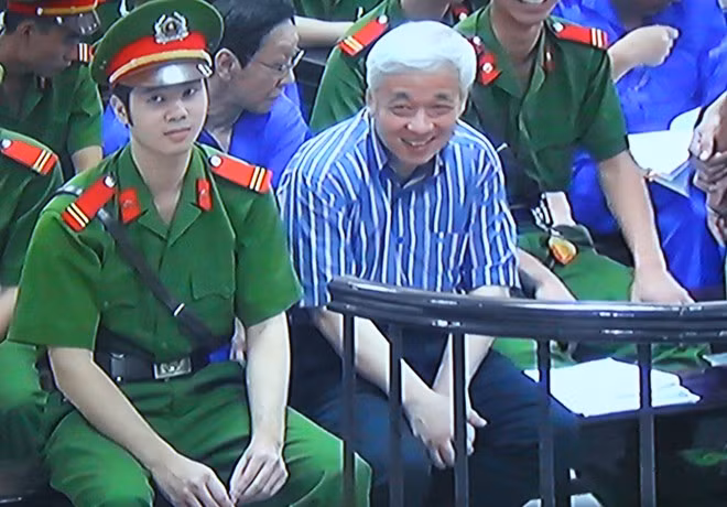 Nụ cười khá thoải mái của bầu Kiên trong một buổi giải lao giữa các phiên tòa sơ thẩm.