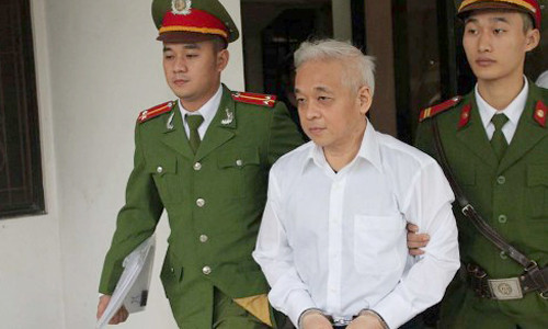 Tại phiên tòa xử phúc thẩm, thần thái bầu Kiên khá nhợt nhạt, mệt mỏi. Luật sư của bầu Kiên cho biết, ông sụt giảm 25kg so với trước thời điểm bị bắt giam.