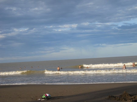 "Hang ổ" mại dâm ở biển Quất Lâm. Ở miền Bắc, bãi biển Quất Lâm (Nam Định) dù không được sạch sẽ lắm nhưng độ nổi tiếng về các "dịch vụ vui vẻ" ở đây không thua gì biển Đồ Sơn. Khu du lịch tắm biển Quất Lâm khai trương từ năm 1997, đến nay đã có cơ sở vật chất khang trang với 2 km kè biển, 2 trục đường trải nhựa dài hơn 3 km.