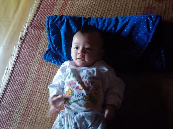 Vào ngày 5/4/2014, tại sân chùa Diên Khánh (xã Hòa Xá, Ứng Hòa, Hà Nội), một bé gái khoảng 10 ngày tuổi bị bỏ rơi, không có giấy tờ gì liên quan đến tên, ngày sinh của bé. Cháu bé sau đó đã được nhà chùa làm giấy khai sinh và đặt tên là Nguyễn Huyền Diệu. Tới cuối tháng 7/2014, bé Diệu được chính quyền xã quyết định giao cho gia đình anh Vũ Quang Điệp và chị Đỗ Thu Hương (trú tại xã Hòa Xã) làm con nuôi. Ảnh chụp bé Diệu bụ bẫm, đáng yêu lúc 3 tháng tuổi.