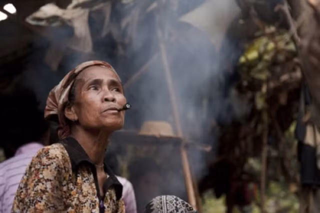 Năm 1960, Bộ đội Biên phòng và chính quyền địa phương tỉnh Quảng Bình bắt đầu vận động người Rục rời hang đá ra sống định canh, định cư. Đến cuối năm 2006, nhân khẩu đã lên đến 414 người. Năm 2009 số lượng nhân khẩu của người Rục có khoảng 600 người.